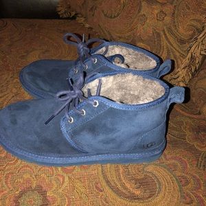 Size 9 Uggs.. Got em Christmas and only wore them a few times..